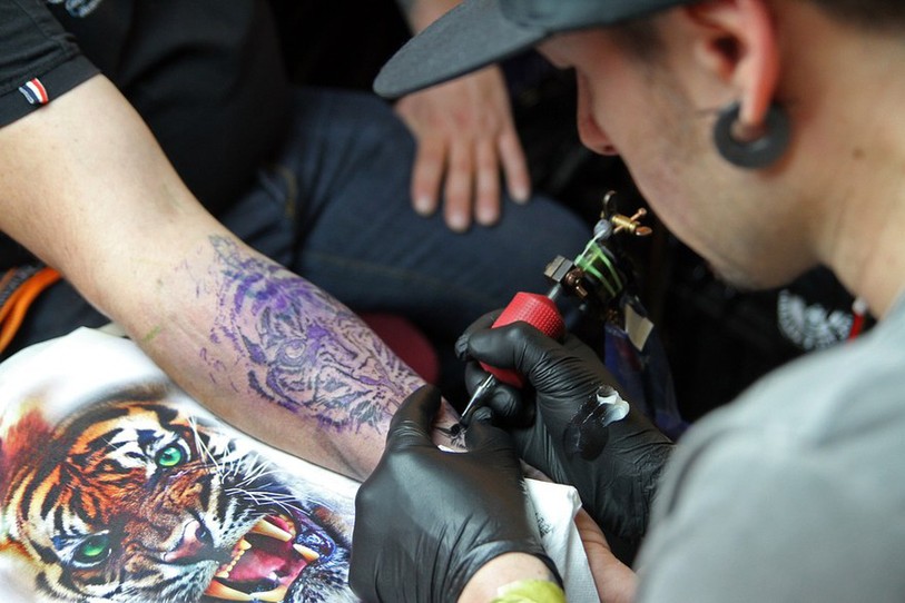En pleine séance de tatouage.