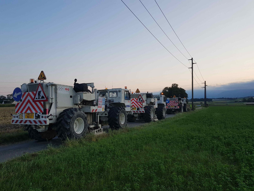 Des camions vibreurs arpentent en ce moment les routes de la région biennoise, des bords du lac jusqu'à Orvin. (Photo : Hydro-Geo Environnement).