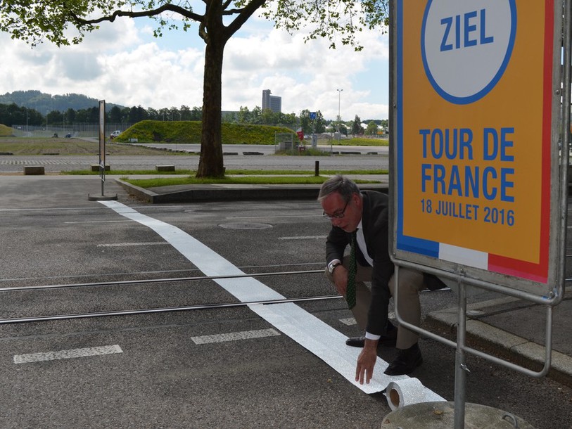 Alexander Tschäppät, maire de Berne, a tracé la ligne d'arrivée de la 16e étape du Tour de France 2016