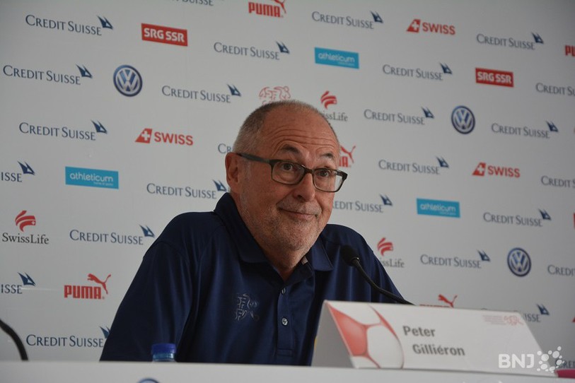 Les maillots déchirés de la Nati n'ont pas enlevé le sourire de Peter Gilliéron, bien au contraire...
