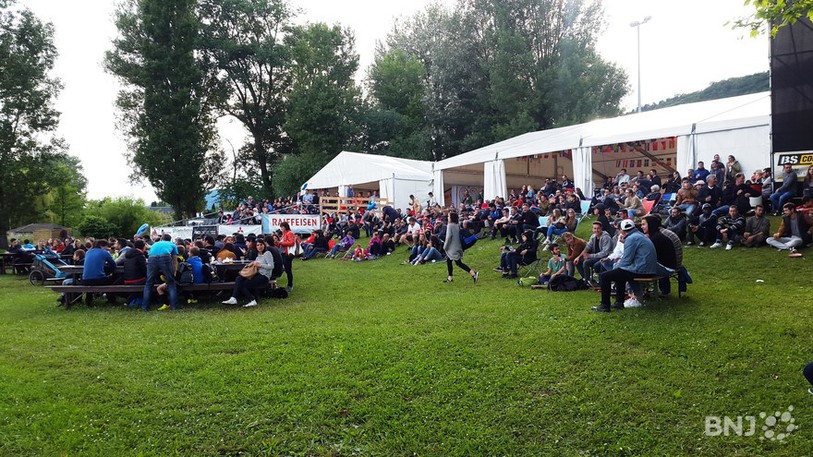 Le public de la fanzone Maracana à La Neuveville