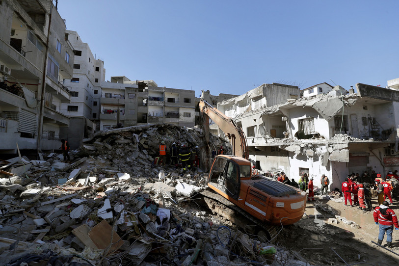 De nombreux immeubles se sont effondrés comme ici dans la ville syrienne de Jableh. (Photo : AP Photo/Omar Sanadiki).