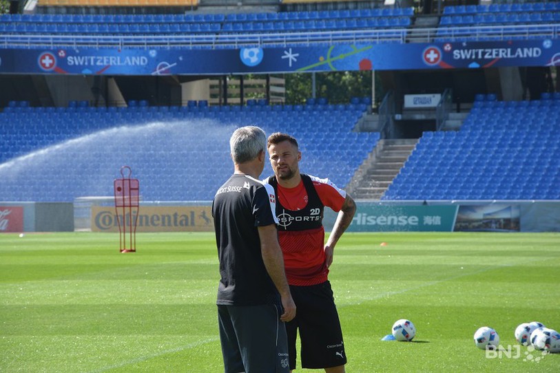 Haris Seferovic en discussion avec le sélectionneur Vladimir Petkovic.