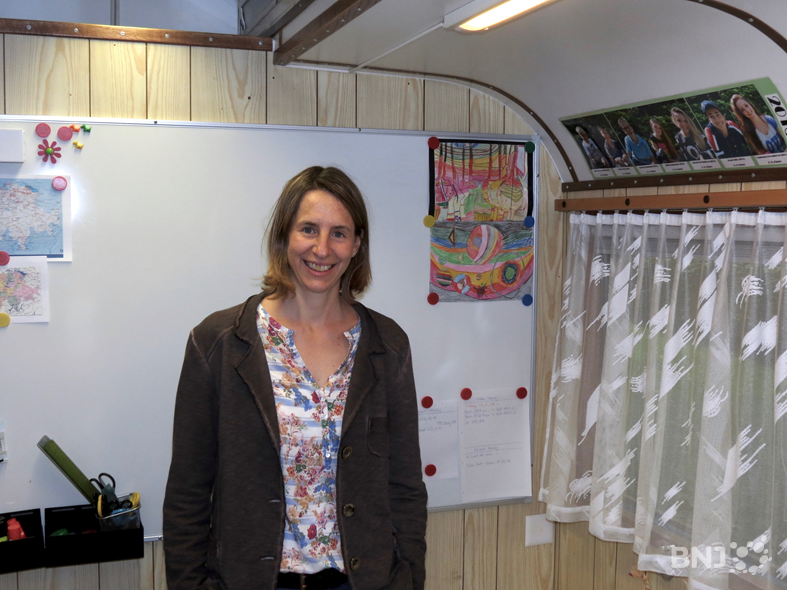 Claudia Brunner dans la roulotte école