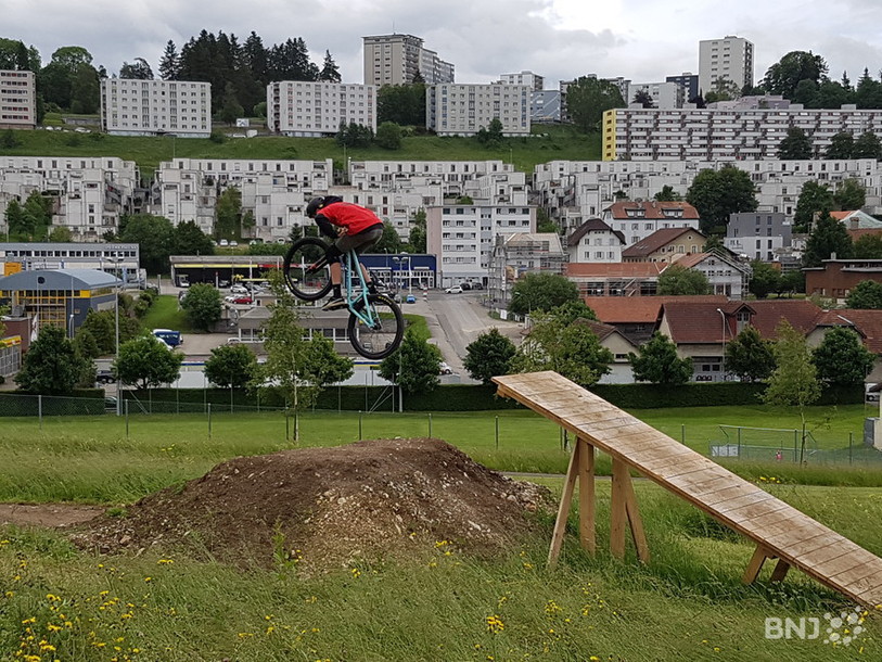 Des buttes de terre et des plateformes en bois ont fleuri en contrebas du stade de La Charrière.