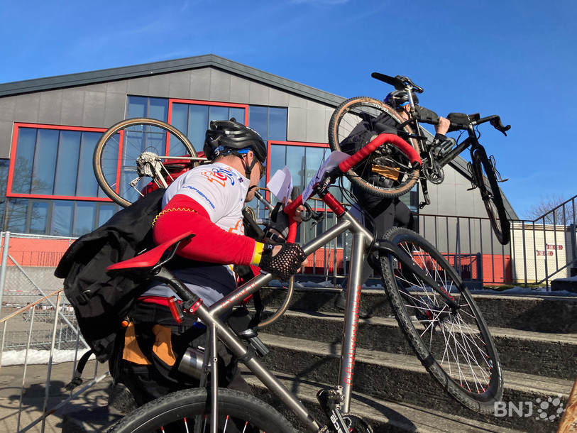 Plusieurs obstacles se sont dressés sur le chemin des coursiers à vélo samedi au stade de La Charrière à La Chaux-de-Fonds.