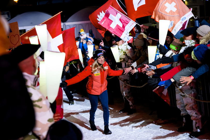 Jasmine Flury a été fêtée par le public suisse présent en nombre à Méribel (photo : Keystone/Jean-Christophe Bott).