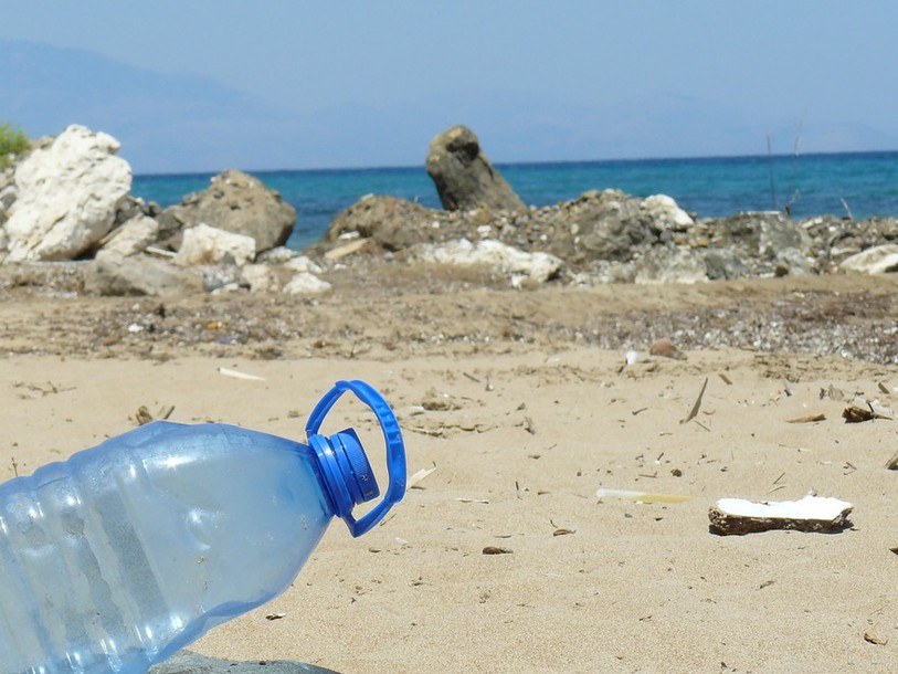 bouteille en plastique sur une plage