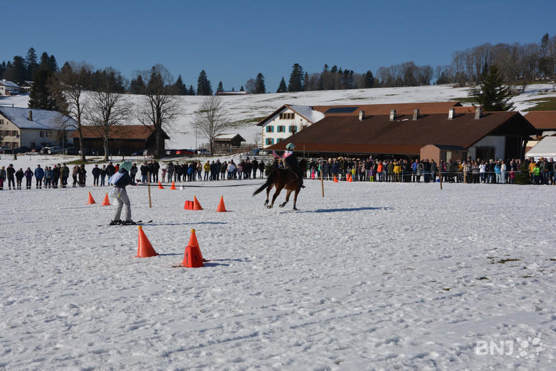 Les soeurs Célia et Ophélie Baume en action à la Journée équestre sur neige de Muriaux.