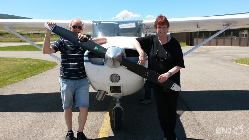 L'instructeur d'aviation Jacques Charpié et son élève Andrea Wullschleger entourent leur avion, un Cessna 172
