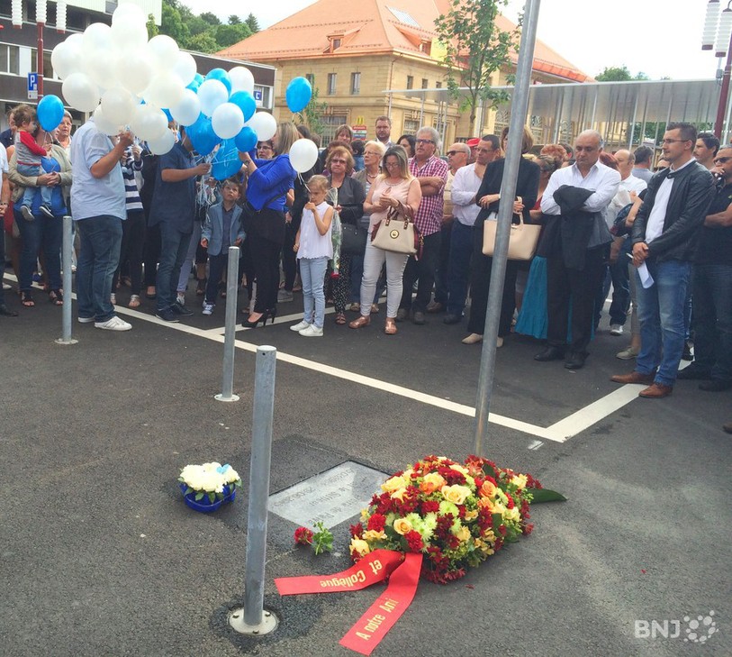 Cent cinquante personnes se sont réunies sur la place de la Gare, à La Chaux-de-Fonds. C'est là qu'a été inaugurée mardi en fin de journée une stèle à la mémoire du Siffleur, employé de la voirie mort accidentellement il y a une année.