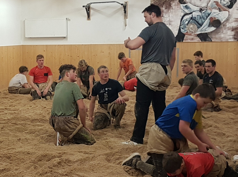 Les jeunes lutteurs du Jura bernois ont pu profiter la semaine dernière de quelques précieux conseil de Kilian Wenger. (Photo : Club de lutte de la vallée de Tavannes et environs)