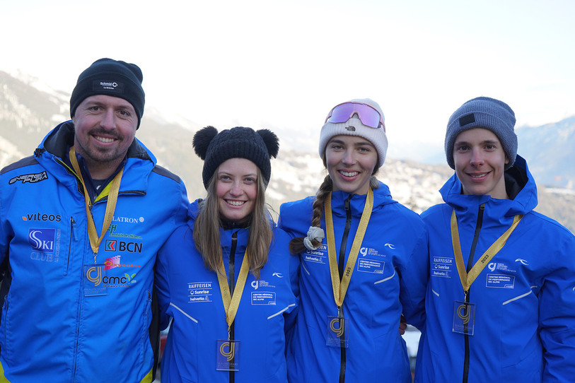 Les champions jurassiens de géant, de gauche à droite : Pierre Stiemsbert, Lina Meyer, Isaline Lachat et Kai Odot. (Photo : Matthias Vauthier - Giron jurassien)