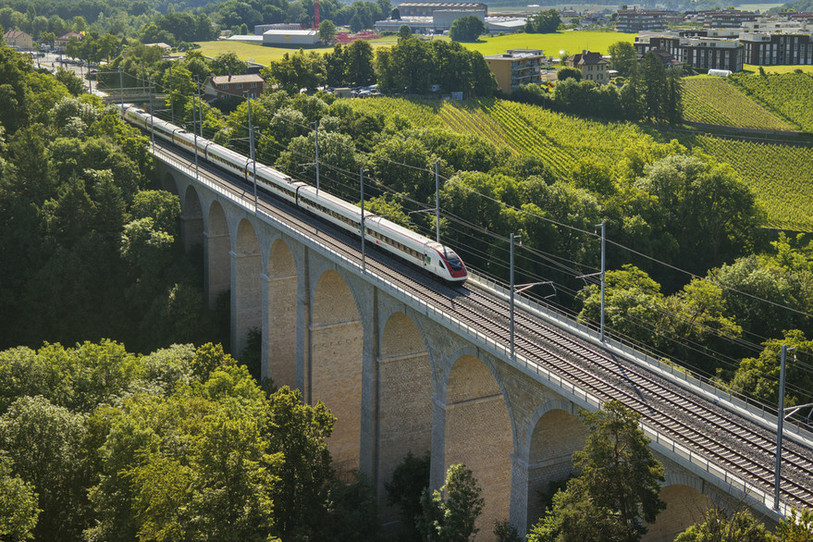 Vue aérienne d'un train ICN traversant le viaduc de Boudry.