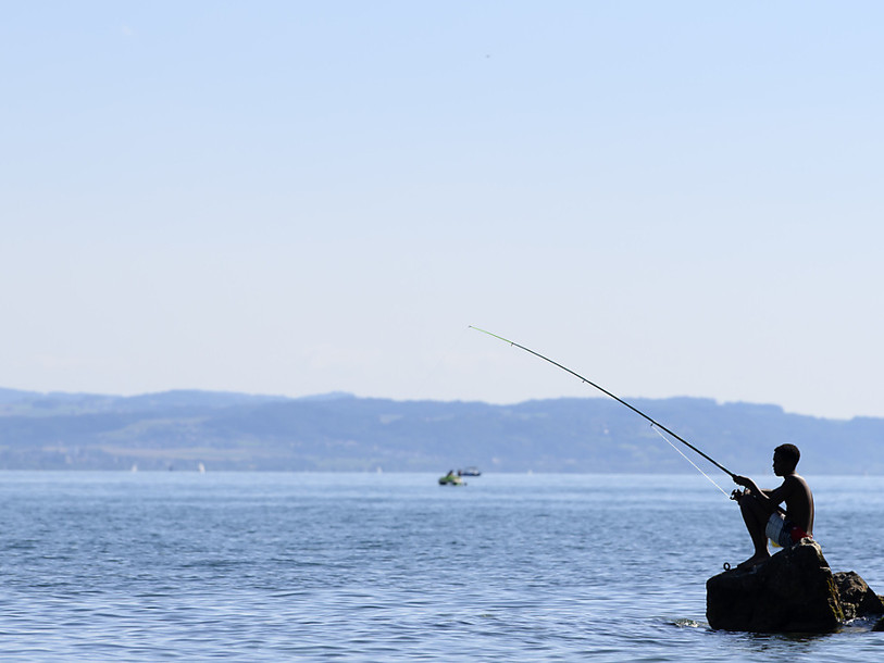 L'eau du lac de Neuchâtel pourrait être utilisée pour produire de l'électricité dans le centre-ville du chef-lieu. (Photo : KEYSTONE/ANTHONY ANEX)