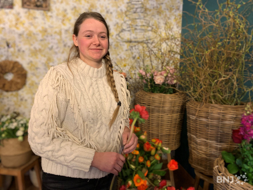 Matilde Benoit, dans sa boutique de fleurs « Un brin d'alchémille », se réjouit de voir les ventes augmenter en ce jour de Saint-Valentin.