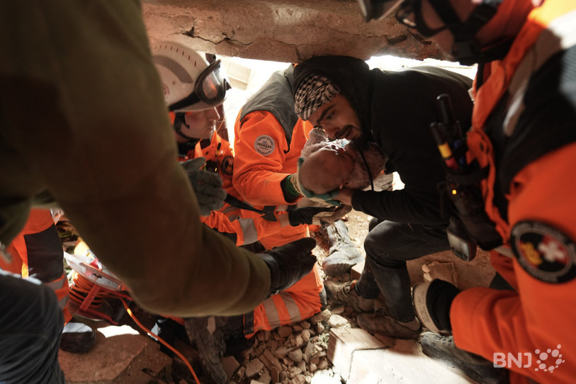 Parmi les 11 personnes secourues par la Chaîne de sauvetage suisse, deux bébés ont été retrouvés sains et saufs (Photo : EDA/Handout Rettungskette).