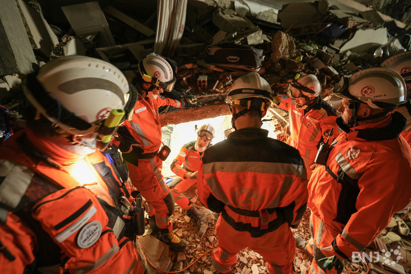 Plus de 80 secouristes suisses ont participé aux opérations de sauvetage de personnes bloquées sous les décombres des bâtiments en Turquie. (Photo: EDA/Handout Rettungskette)