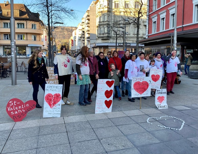 L’association interjurassienne grève des femmes et l’association Mel ont mené une action mardi à Delémont à l'occasion de la St-Valentin.