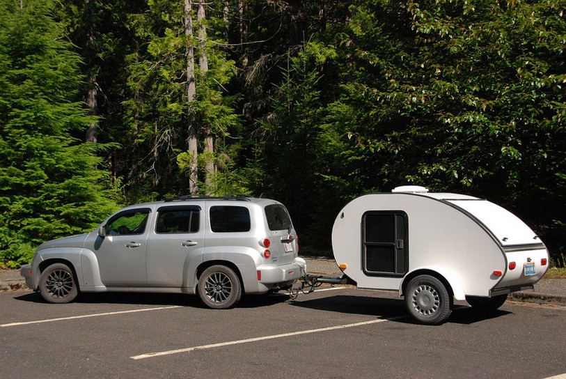Voiture et caravanne sur un parking