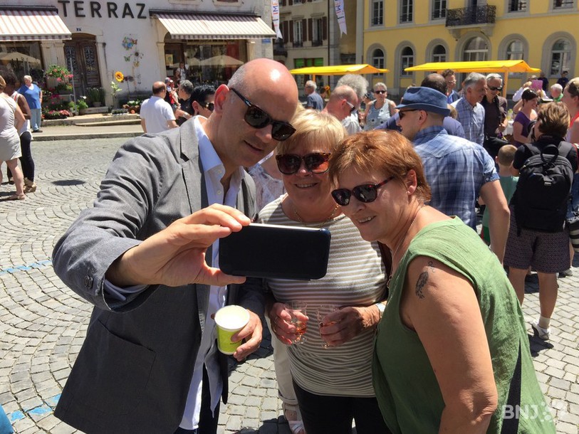 Le conseiller fédéral Alain Berset se prête sans hésiter au jeu des selfies.