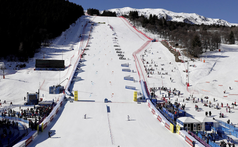 Si le mercure atteint, en cette fin de Championnats du monde, une dizaine de degrés dans l'aire d'arrivée à Méribel, la neige reste de bonne qualité sur la piste (photo : EPA/GUILLAUME HORCAJUELO).