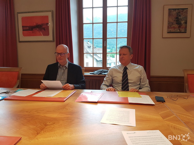 Le chancelier Christian Vaquin (à g.) a présenté l'hommage du Conseil municipal à Maxime Zuber (à dr.)