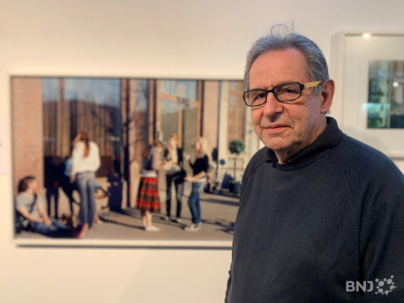 Claude-André Moser, le président de la Nuit de la photo, devant un cliché de Géraldine Lay, photographe et éditrice qui donnera une conférence, samedi, au Club 44.