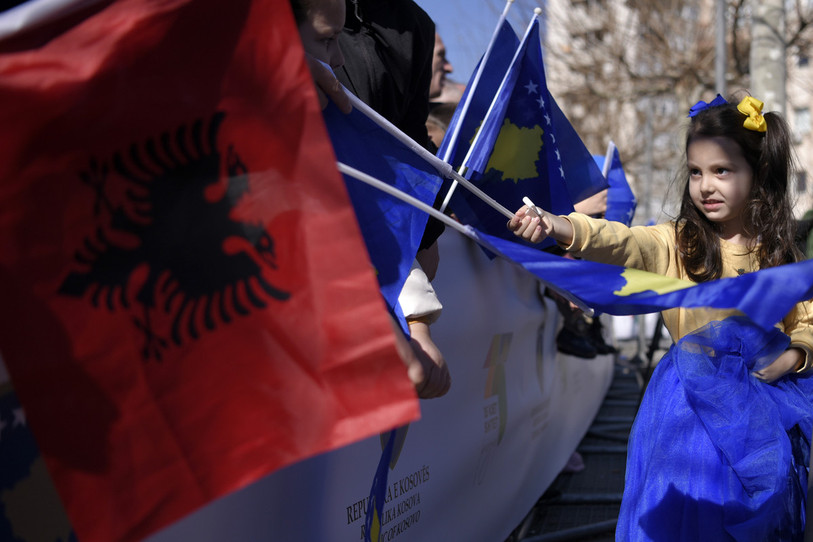 La foule agite des drapeaux albanais et nationaux lors des célébrations de l'indépendance du Kosovo à Pristina. (Photo : Archives / KEYSTONE / AP).