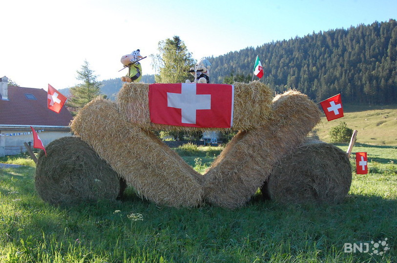 Des décorations jalonnent le parcours du Tour de France.