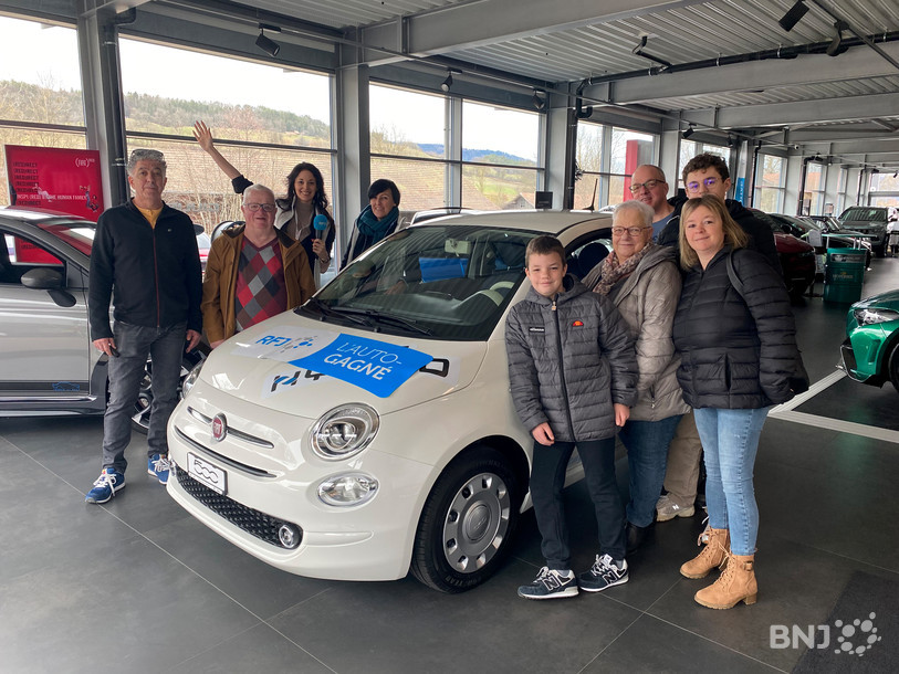 Tout le monde pose autour de la voiture