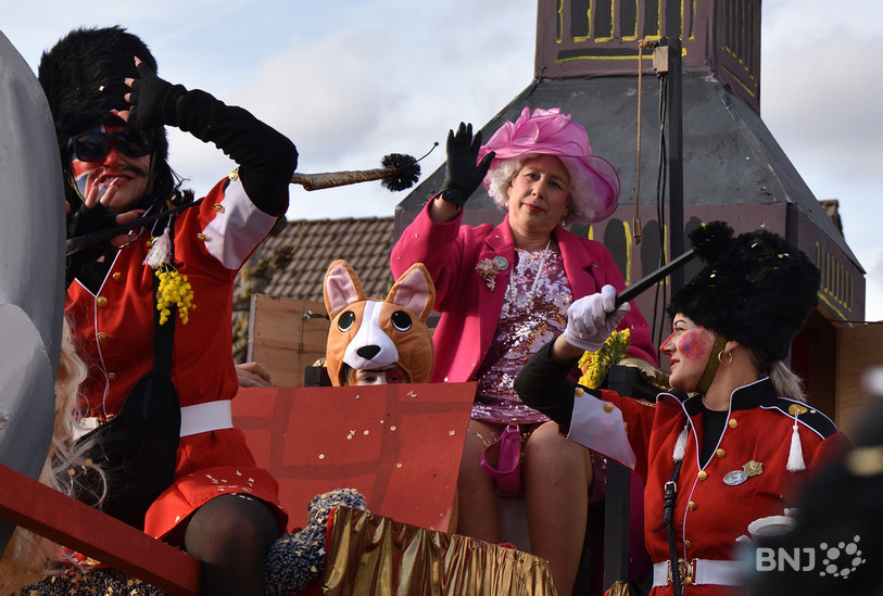 Les chars ont défilé samedi dans les rues de Courtételle. (Photo : Georges Henz)