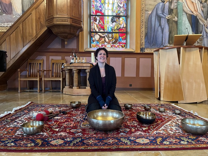 Isabelle Gueissaz conduira le voyage méditatif à l'aide de bols tibétains notamment.