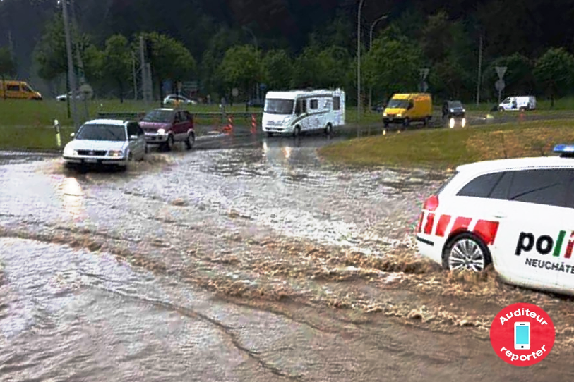 Jeudi soir, le giratoire du Reymond, à La Chaux-de-Fonds, était sous l'eau.
