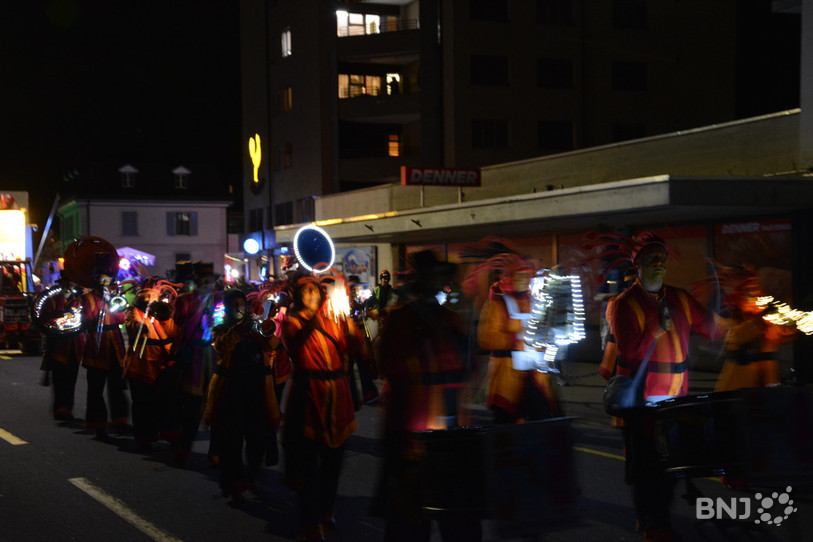 Les cliques ont enflammé la nuit de samedi au Carnaval du Jura.