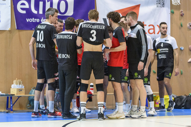 Colombier Volley : une équipe soudée qui bénéficie aussi de l'expérience de Joël Bruschweiler. (Photo : Bertrand Pfaff)