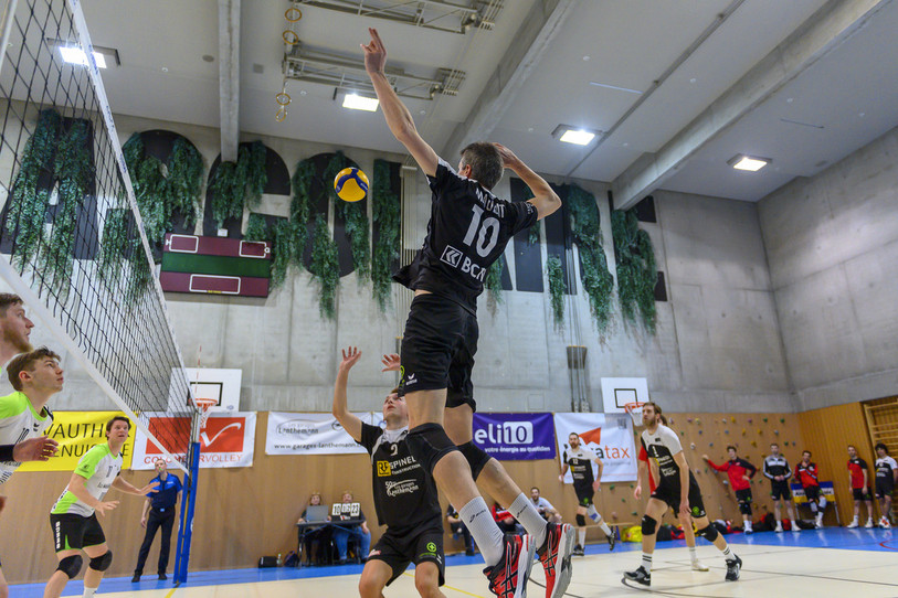 Colombier Volley s'est arraché pour remporter ce premier acte de la finale des play-off de Ligue B. (photo : Bertrand Pfaff)