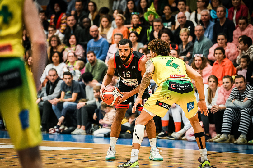 Petite frayeur pour le capitaine ajoulot Marlon Kessler, souffrant à une cuisse, qui devrait toutefois tenir sa place samedi (photo: archives, Stéphane Bée).