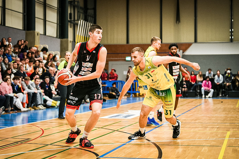 Malgré ses 14 points et 6 rebonds, Petar Kozic (à gauche) était trop seul dans le secteur intérieur. (Photo d'archives : Stéphane Bée)
