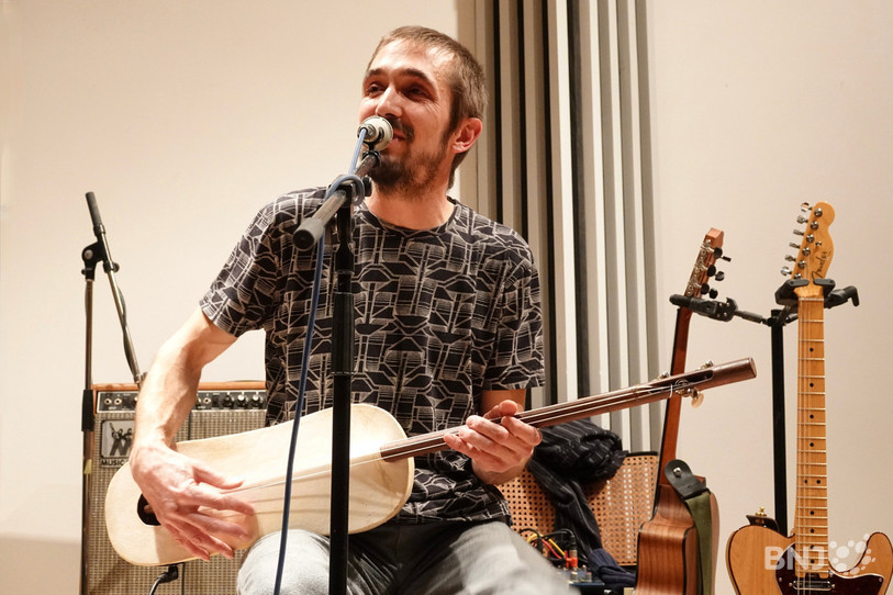 Onimo en concert avec une guitare africaine (Djeli N'goni) à l'auditorium de la FARB à Delémont.