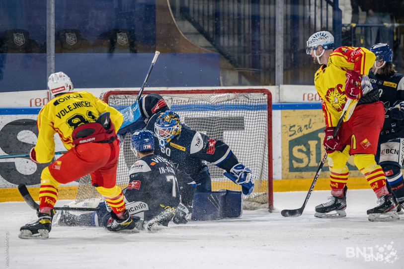 La défense du HC La Chaux-de-Fonds face aux joueurs du HC Sierre. L'acte 4 de cette série se tient lundi soir. (Photo: Jonathan Vallat)