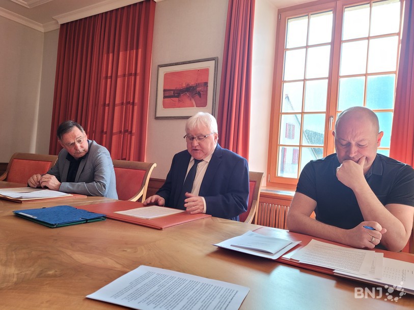 Le conseiller municipal Pascal Eschmann, le maire Marcel Winistoerfer et l'administrateur des finances Fabrice Zartemi (de gauche à droite), ont présenté mardi le budget qui sera voté.