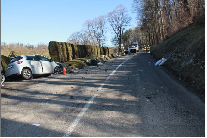 Deux voitures sont entrées en collision mardi matin entre Porrentruy et Coeuve (photo : Police cantonale jurassienne).