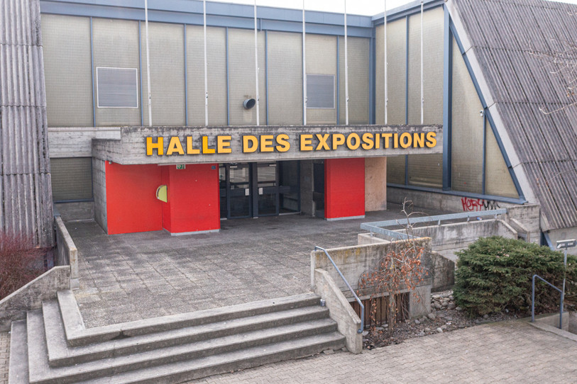 La Halle des expositions à Delémont ne virera pas au rose. (Photo : Georges Henz).