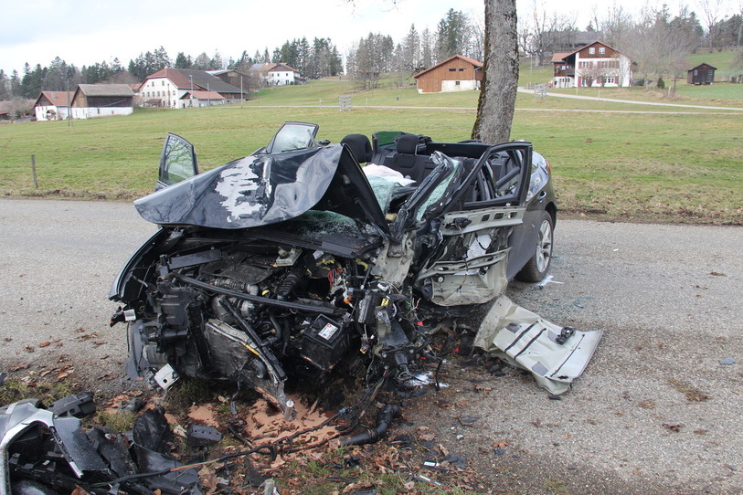 Les deux occupants de la voiture ont dû être désincarcérés. (Photo: police cantonale jurassienne)