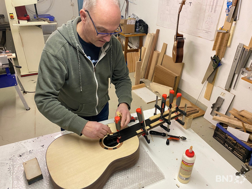 Rolf Perreten mettra bientôt la touche finale à sa dernière création : une guitare huit cordes. 