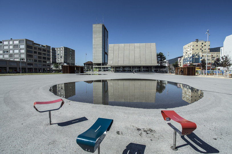 Le Palais des Congrès, ici avec les plans d'eau de son esplanade, suscitent encore l'ambivalence des Biennois