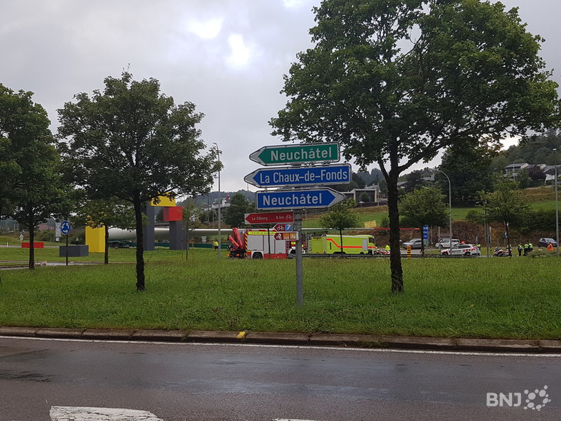 Un camion transportant une pâle d'éolienne était arrêté dimanche matin sur le rond-point du Bas-du-Reymond. 