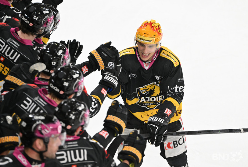 Casque jaune sur la tête, Guillaume Asselin a longtemps cru qu’il avait offert la victoire au HC Ajoie vendredi, mais le but a finalement été accordé à Fabio Arnold. (photo : Georges Henz)