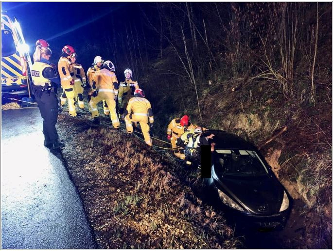 La voiture a fini sa course dans un ravin (photo : Police cantonale jurassienne).